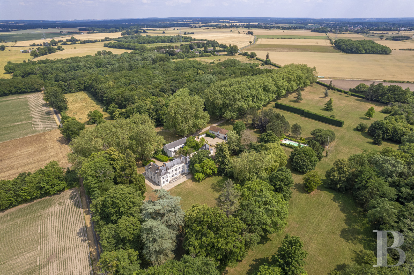 Au sud du Loiret, à Bonny-sur-Loire, un château d’inspiration Directoire entouré de bois - photo  n°1